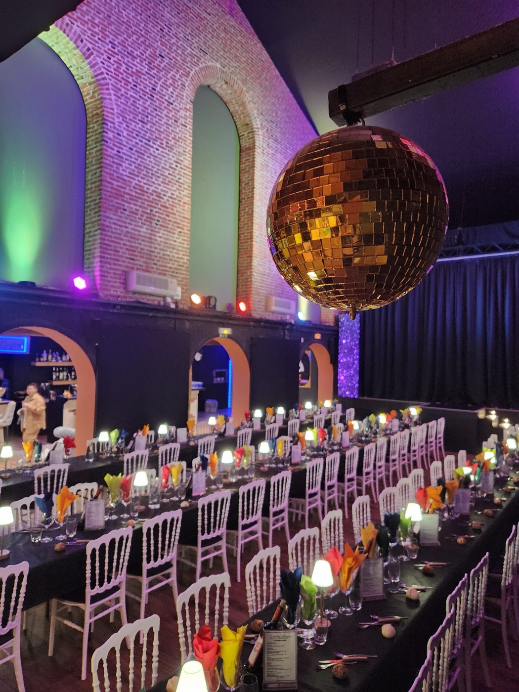 La salle du cabaret L'Écrin à Bijou dressée pour le dîner-spectacle